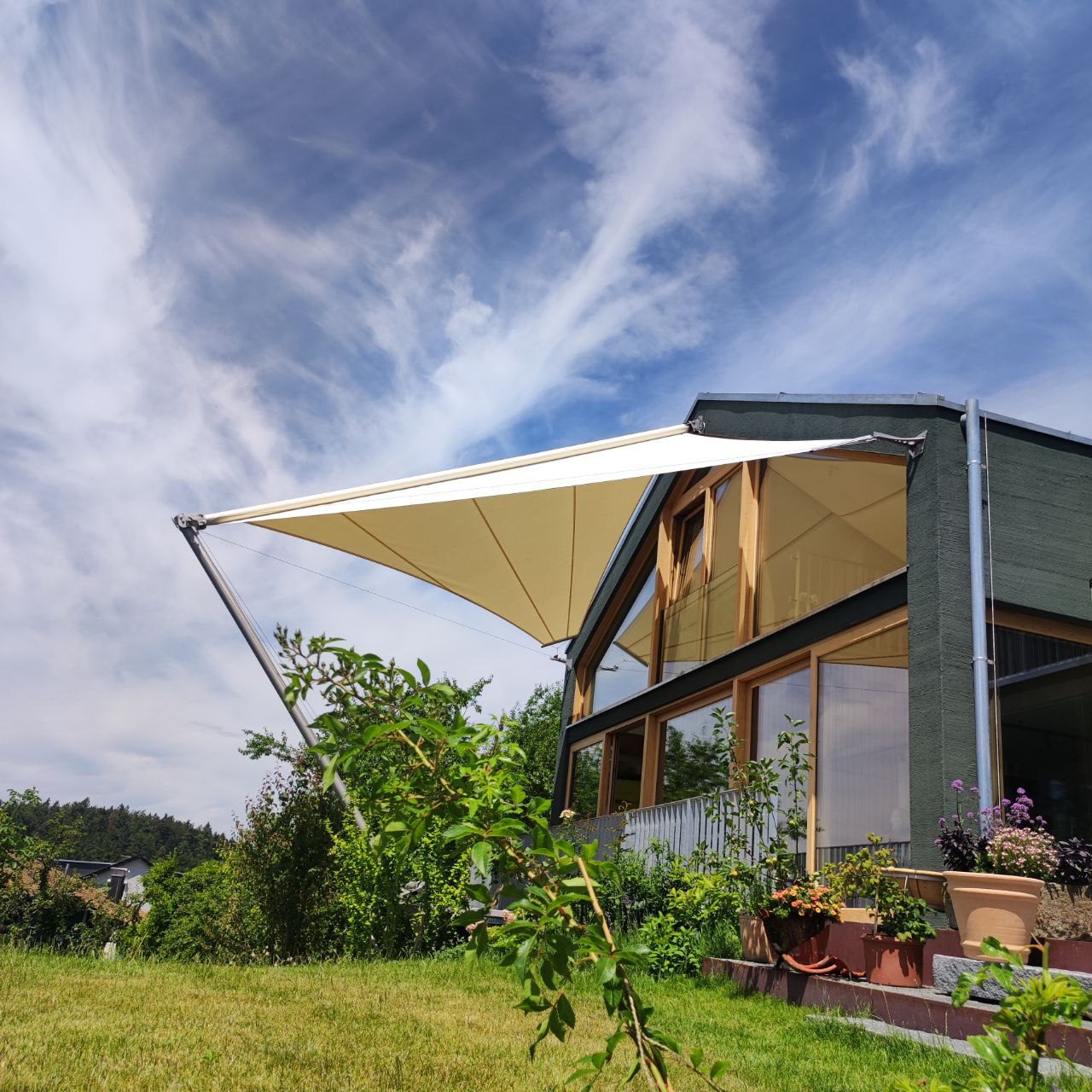 Rollesegel bikatec eine maßgeschneiderte Beschattung entwickelt, die modernes Engineering mit filigraner Architektur verbindet.
