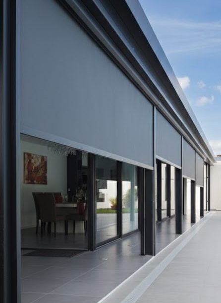 Senkrechtbeschattungen Effektiver Sicht-, Blend- und Sonnenschutz für Fenster, Balkone und Terrassen. Zuverlässiger Schutz vor Hitze und UV-Strahlen. Senkrechtbesc